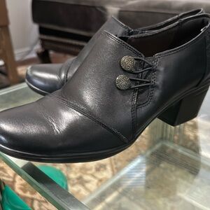 Clark’s shoes in size 8…worn for about a month so in good condition